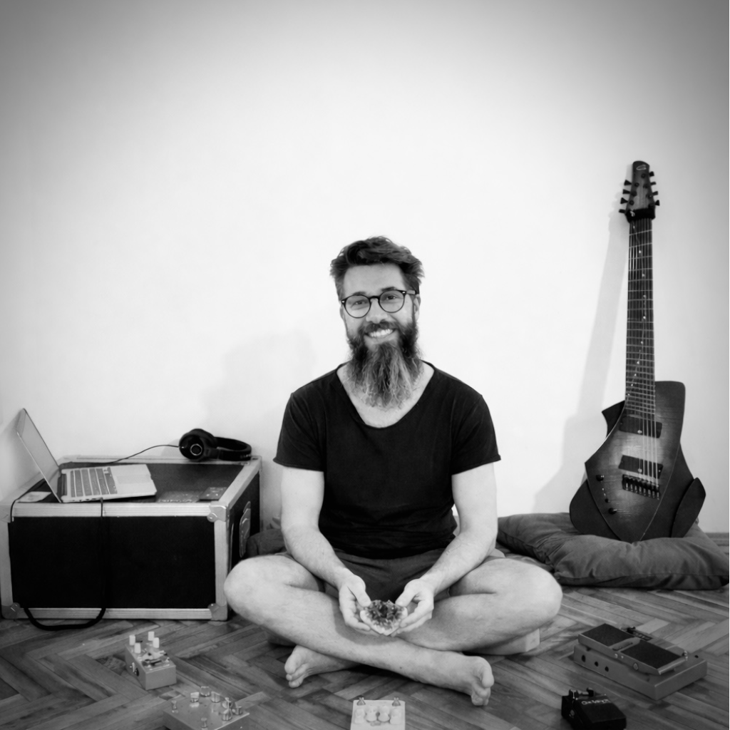 Álvaro con guitarra